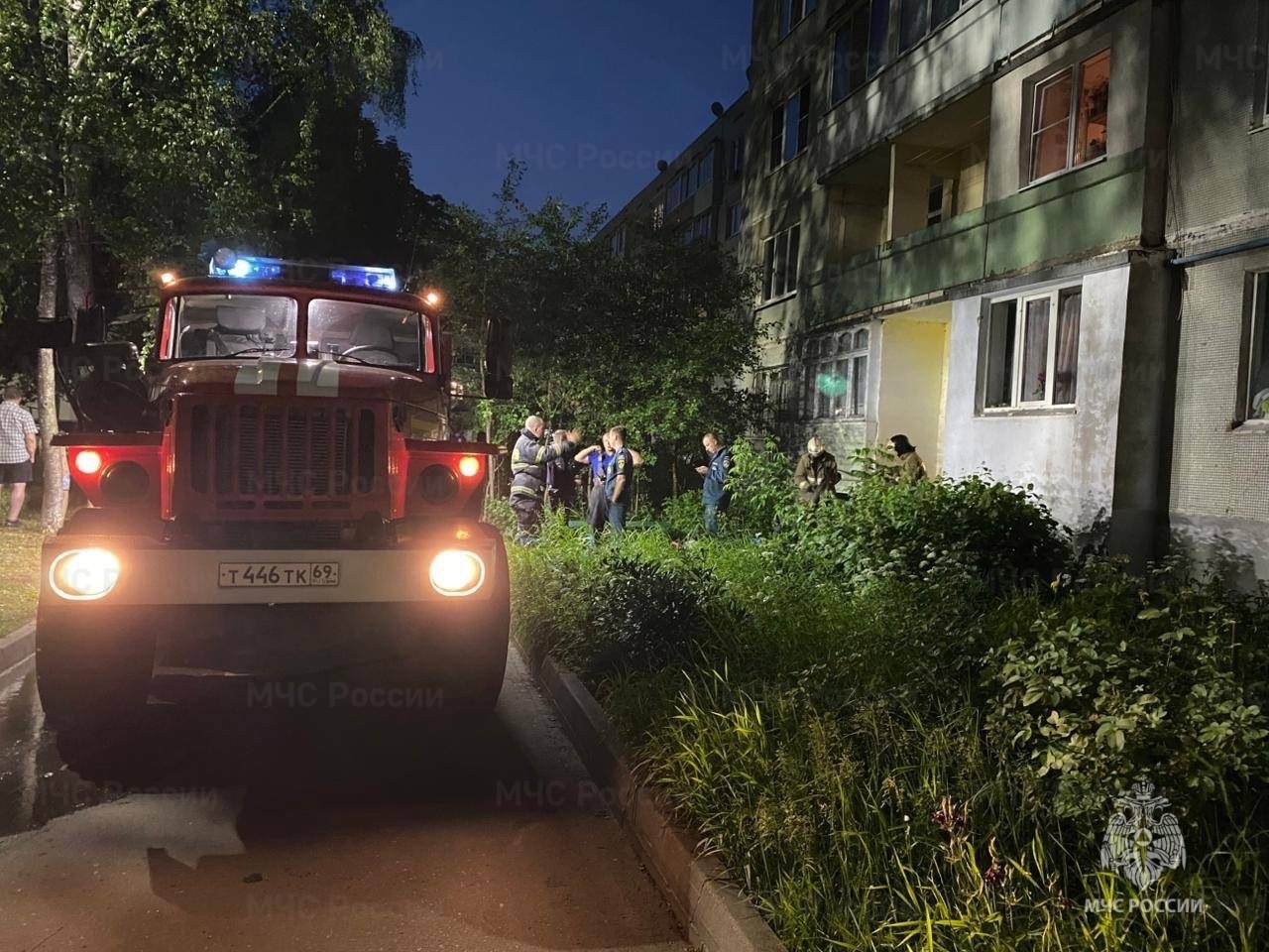 В Тверской области из горящей квартиры спасли трёх человек