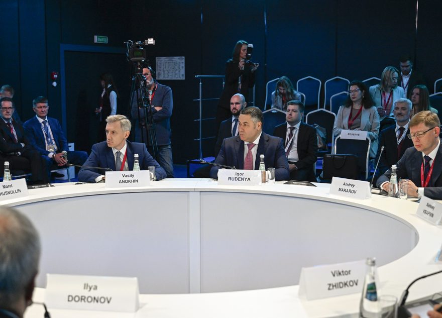 Губернатор Игорь Руденя на сессии ПМЭФ-2025: «Создавая инфраструктуру, мы сегодня развиваем экономику» Губернатор Игорь Руденя на сессии ПМЭФ-2025: «Создавая инфраструктуру, мы сегодня развиваем экономику»