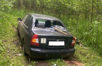 Жители Твери ищут хозяина брошенной в лесу машины