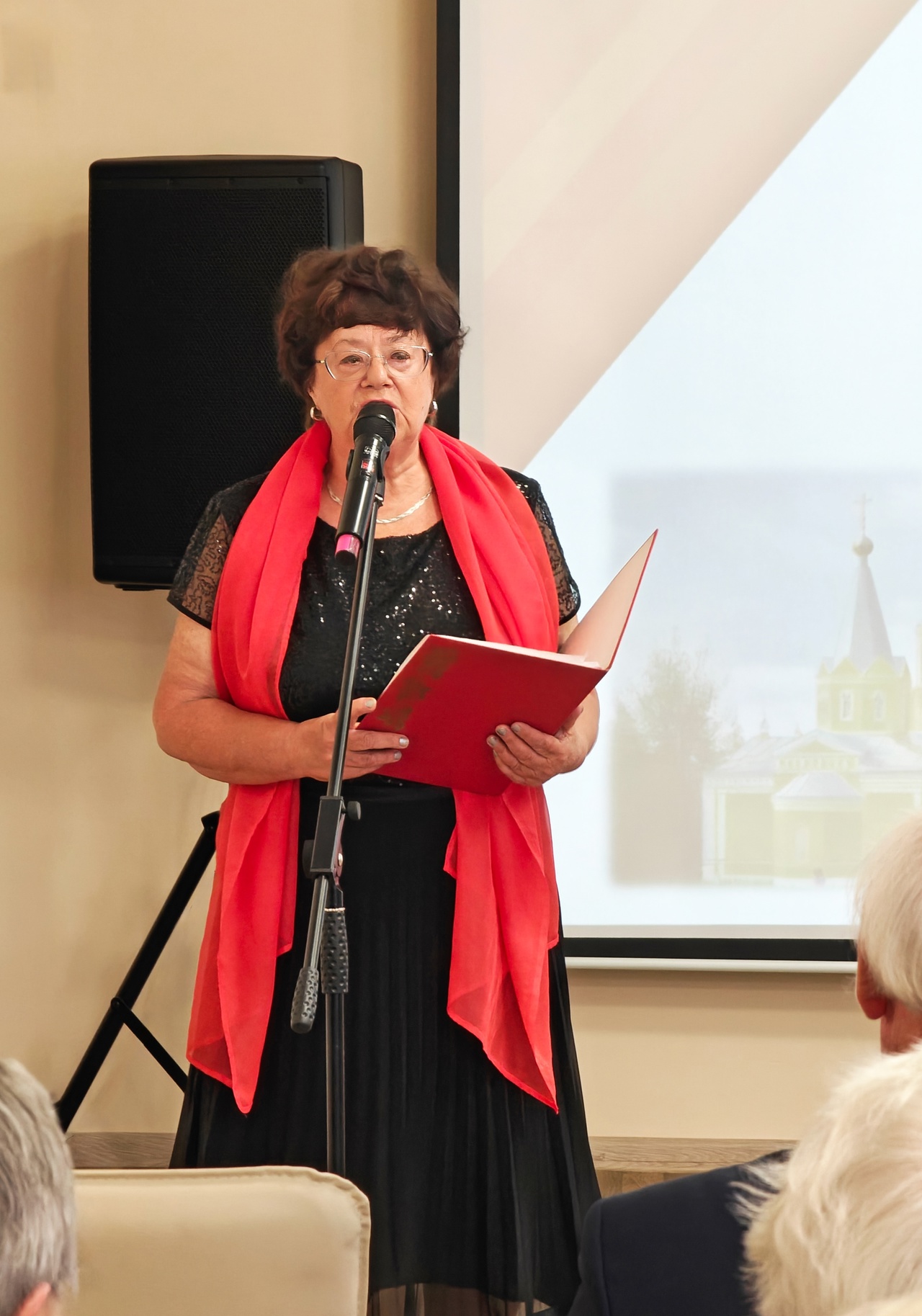 Агитбригада ветеранов представила в Лихославле программу «Нам только 100»