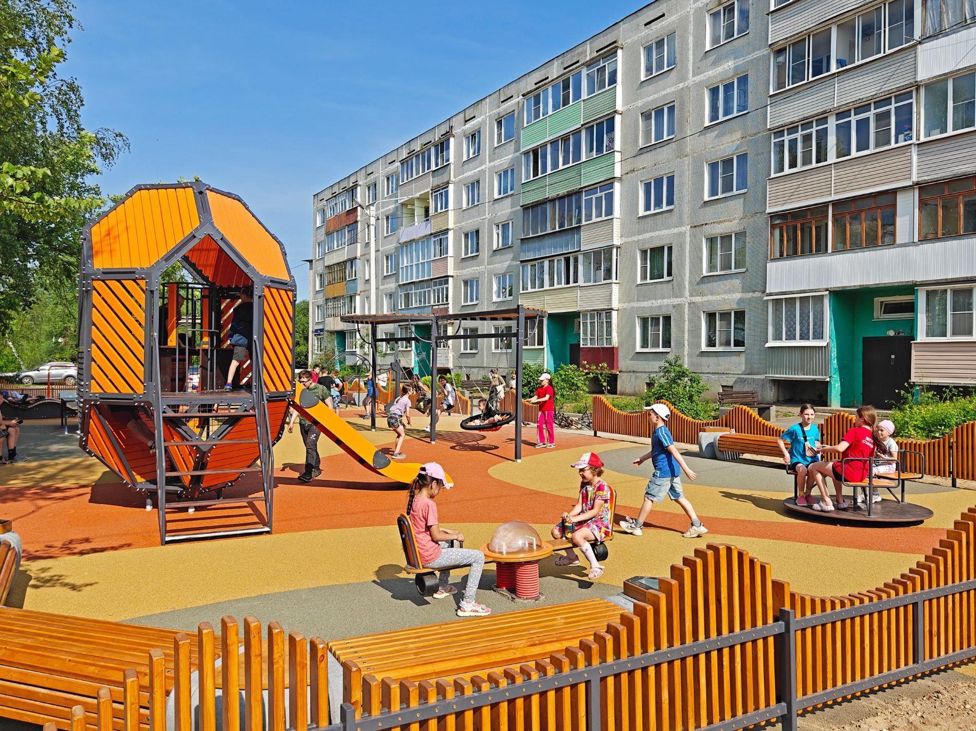 В Лихославле Тверской области дети радуются новой игровой площадке