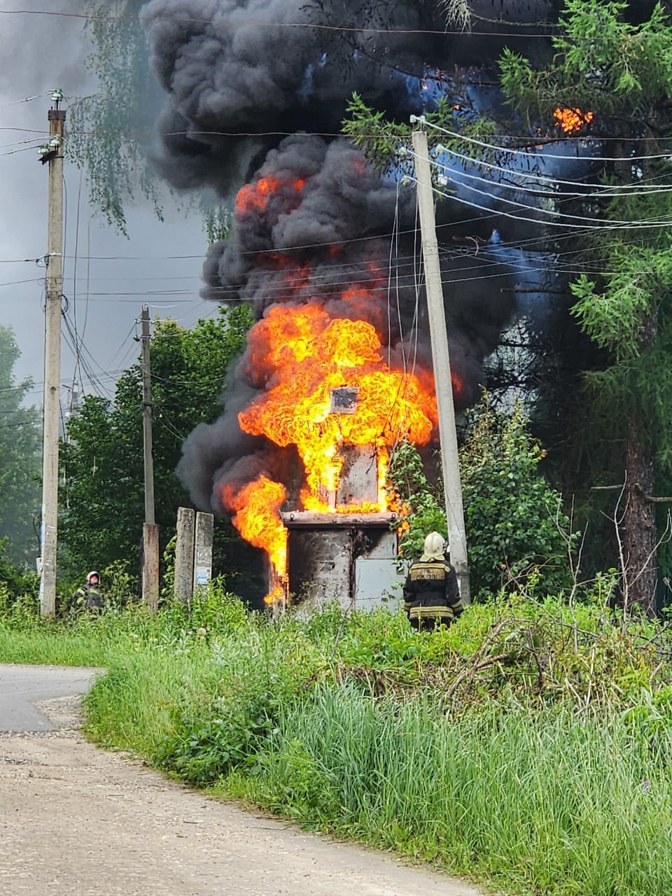В поселке Тверской области горит трансформатор