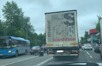 В Твери произошло серьезное ДТП с фурой и тремя легковушками