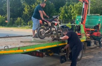 В Твери поймали подростка на питбайке В Твери поймали подростка на питбайке