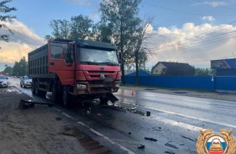 В Твери китайский самосвал, сдавая задом устроил ДТП с четырьмя машинами В Твери китайский самосвал, сдавая задом устроил ДТП с четырьмя машинами