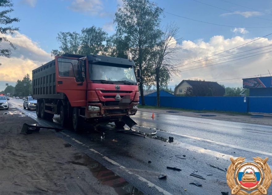 В Твери китайский самосвал, сдавая задом устроил ДТП с четырьмя машинами В Твери китайский самосвал, сдавая задом устроил ДТП с четырьмя машинами