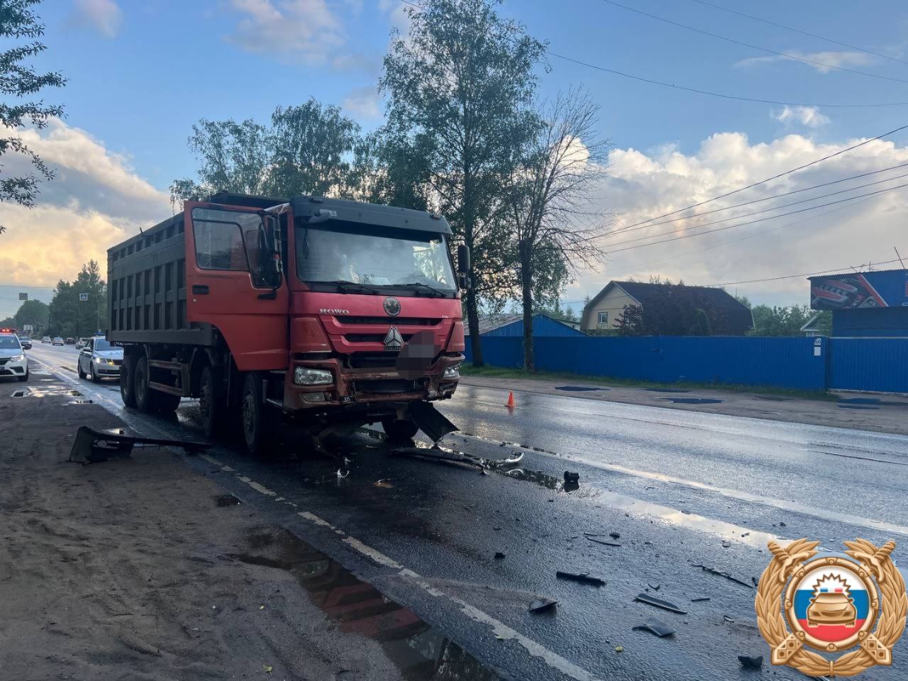 В Твери китайский самосвал, сдавая задом устроил ДТП с четырьмя машинами