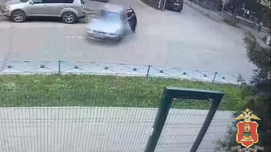 У жителя Твери угнали машину, пока он был в магазине У жителя Твери угнали машину, пока он был в магазине