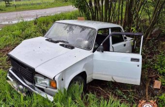 На дороге под Тверью две легковушки оказались в канавах после ДТП