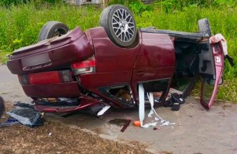 На дороге в Тверской области перевернулся автомобиль На дороге в Тверской области перевернулся автомобиль