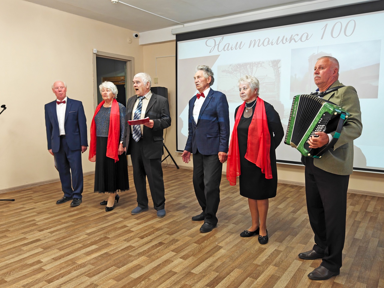 Агитбригада ветеранов представила в Лихославле программу «Нам только 100»