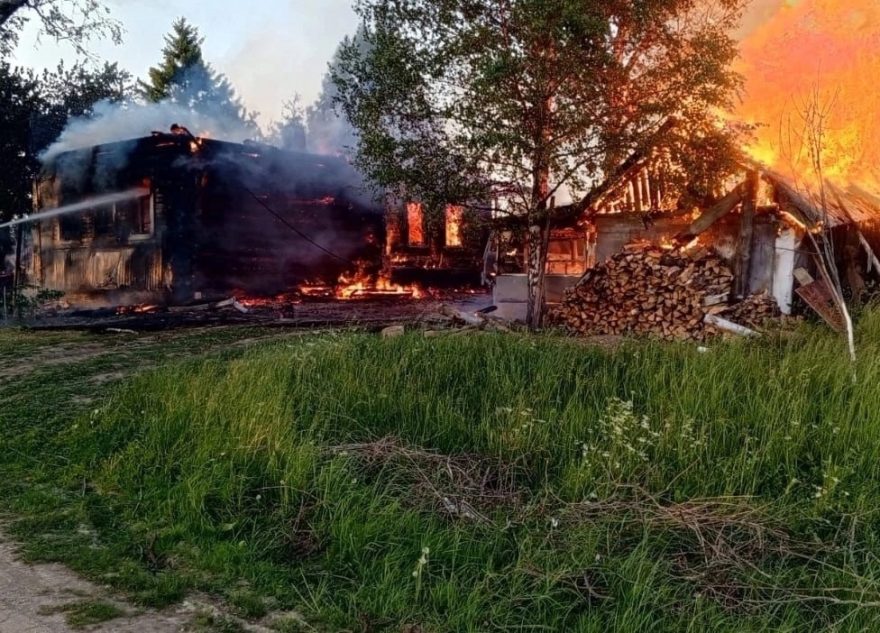 Жителей Тверской области просят помочь многодетной семье из Зубцовского округа, чей дом сгорел дотла