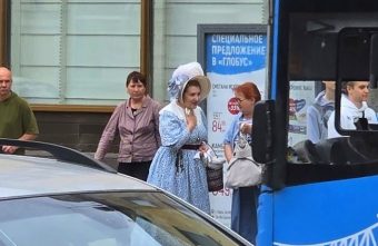 На остановке в Твери дама из XIX века ждала карету дама