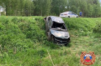 Из-за лопнувшего колеса два человека пострадали в ДТП в Тверской области Из-за лопнувшего колеса два человека пострадали в ДТП в Тверской области