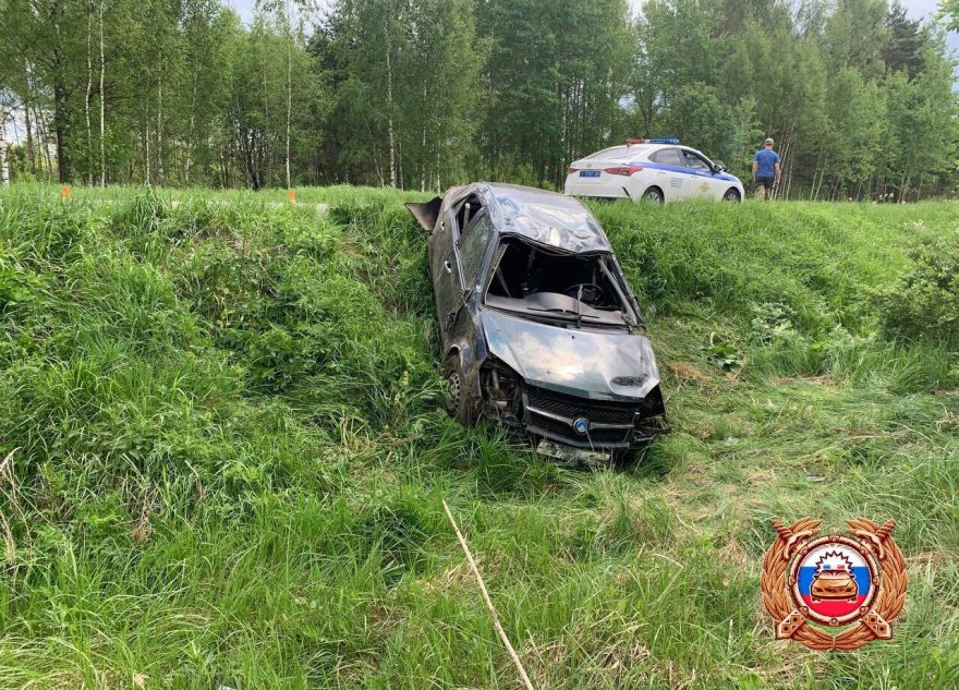 Из-за лопнувшего колеса два человека пострадали в ДТП в Тверской области Из-за лопнувшего колеса два человека пострадали в ДТП в Тверской области