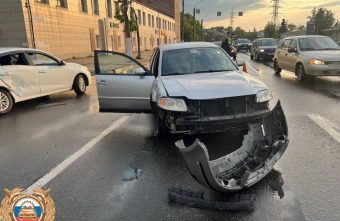 На проспекте в Твери две легковушки столкнулись на повороте На проспекте в Твери две легковушки столкнулись на повороте