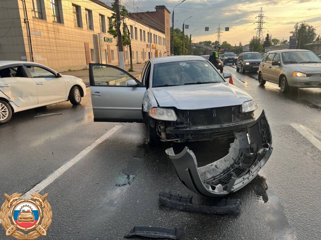 На проспекте в Твери две легковушки столкнулись на повороте