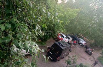 В Твери мужчина выпал из окна многоэтажки