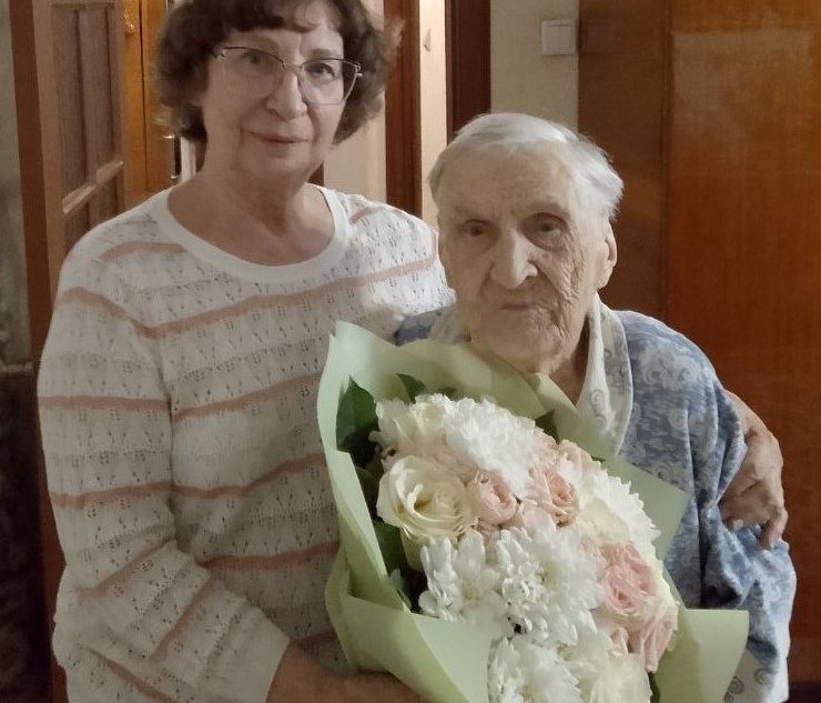 Губернатор Игорь Руденя поздравил со 102-летием ветерана войны Алевтину Постнову Губернатор Игорь Руденя поздравил со 102-летием ветерана войны Алевтину Постнову