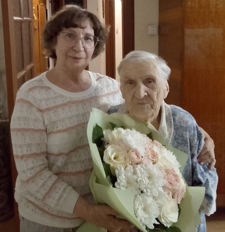 Губернатор Игорь Руденя поздравил со 102-летием ветерана войны Алевтину Постнову