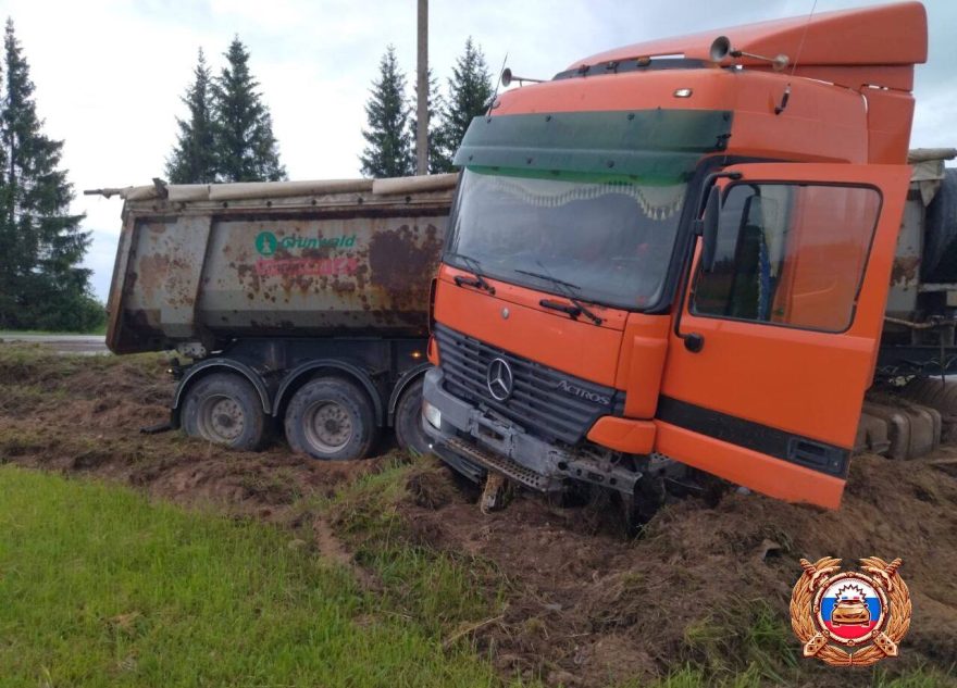 В Тверской области отечественная легковушка отправила фуру в кювет В Тверской области отечественная легковушка отправила фуру в кювет