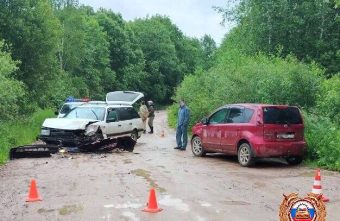 В Тверской области из-за плохой дороги на встречной полосе столкнулись легковушки