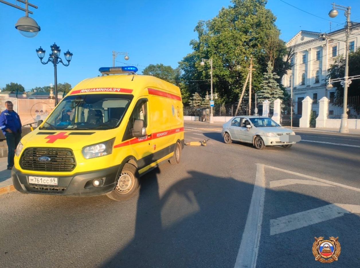 Двое подростков попали в больницу после столкновения легковушки и электросамоката в Твери