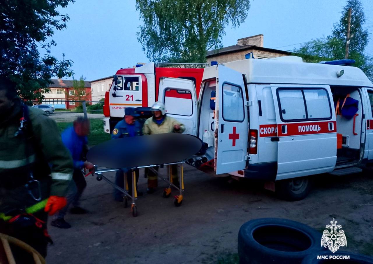 Человека доставили в больницу после пожара в Тверской области