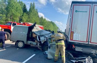 Появились фото с места ДТП в Тверской области где «буханка» врезалась в фуру   ДТП