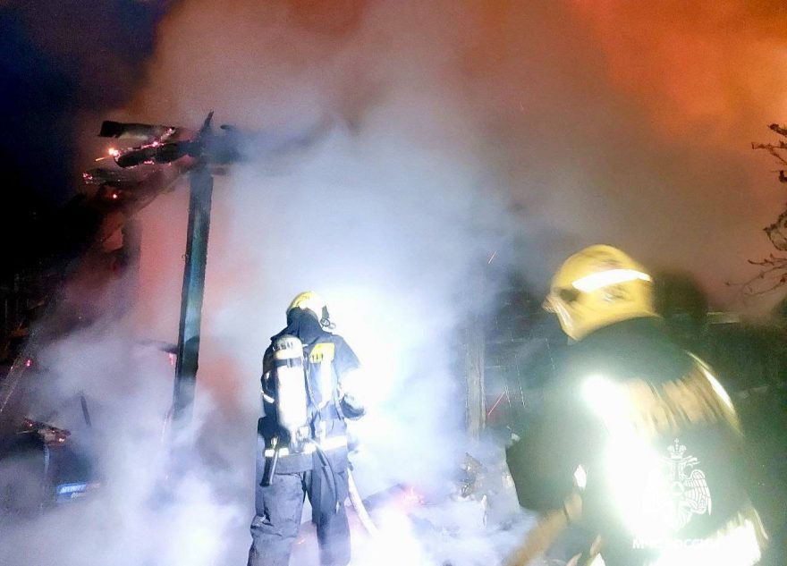 Ночью в Твери загорелся жилой дом