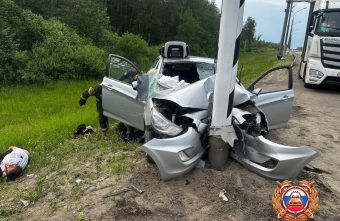 В Тверской области в результате столкновения легковушки и большегруза пострадало 4 человека