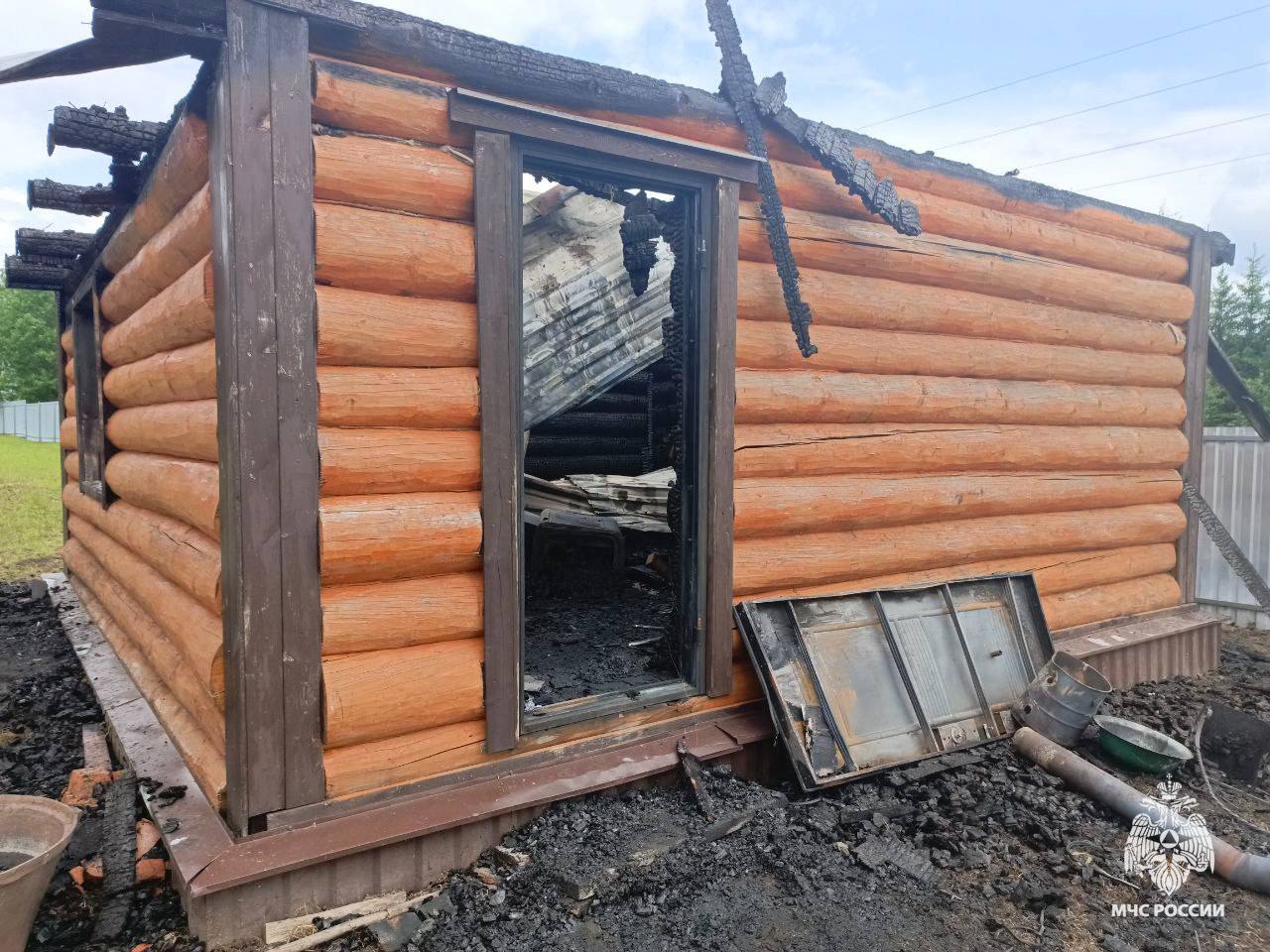 Огонь уничтожил крышу бани в Тверской области