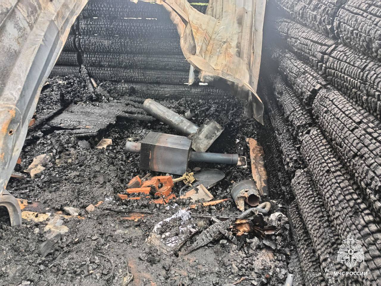 Огонь уничтожил крышу бани в Тверской области