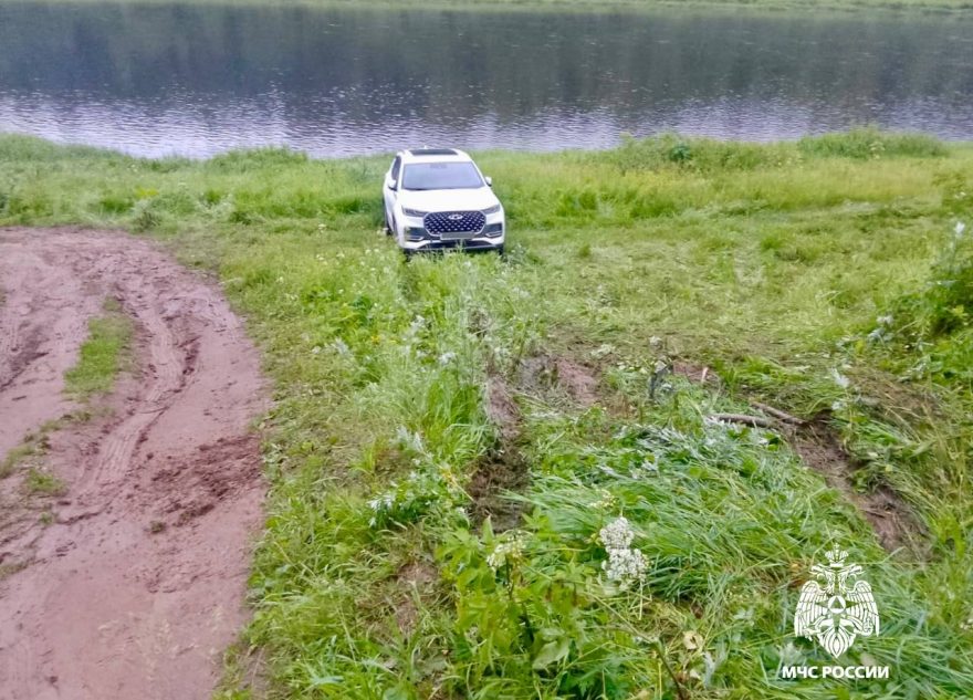 В Тверской области спасатели помогли легковушкам выбраться из грязи спасатели