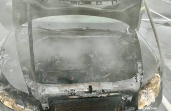 На парковке у ТЦ в Твери загорелась легковушка