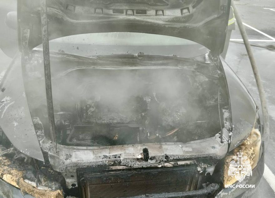 На парковке у ТЦ в Твери загорелась легковушка