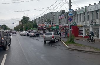 В Твери водители четыре дня игнорируют остановку и паркуются в "кармане"