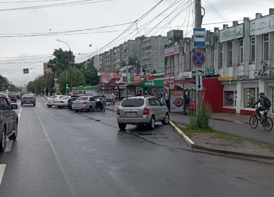 В Твери водители четыре дня игнорируют остановку и паркуются в "кармане" В Твери водители четыре дня игнорируют остановку и паркуются в "кармане"