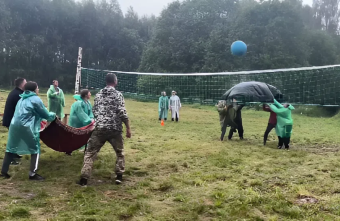 В Тверской области сыграли в гигантский волейбол под проливным дождем