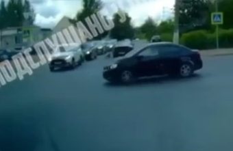 В Твери маленький ребенок выбежал под колеса легковушки, момент ДТП попал на видео В Твери маленький ребенок выбежал под колеса легковушки, момент ДТП попал на видео
