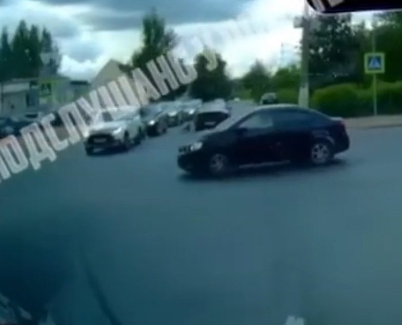 В Твери маленький ребенок выбежал под колеса легковушки, момент ДТП попал на видео В Твери маленький ребенок выбежал под колеса легковушки, момент ДТП попал на видео