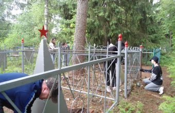 Андреапольские школьники приняли участие в благоустройстве захоронений летчиков