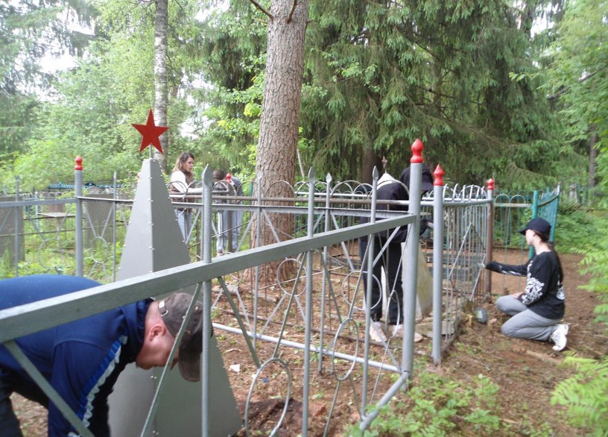 Андреапольские школьники приняли участие в благоустройстве захоронений летчиков Андреапольские школьники приняли участие в благоустройстве захоронений летчиков