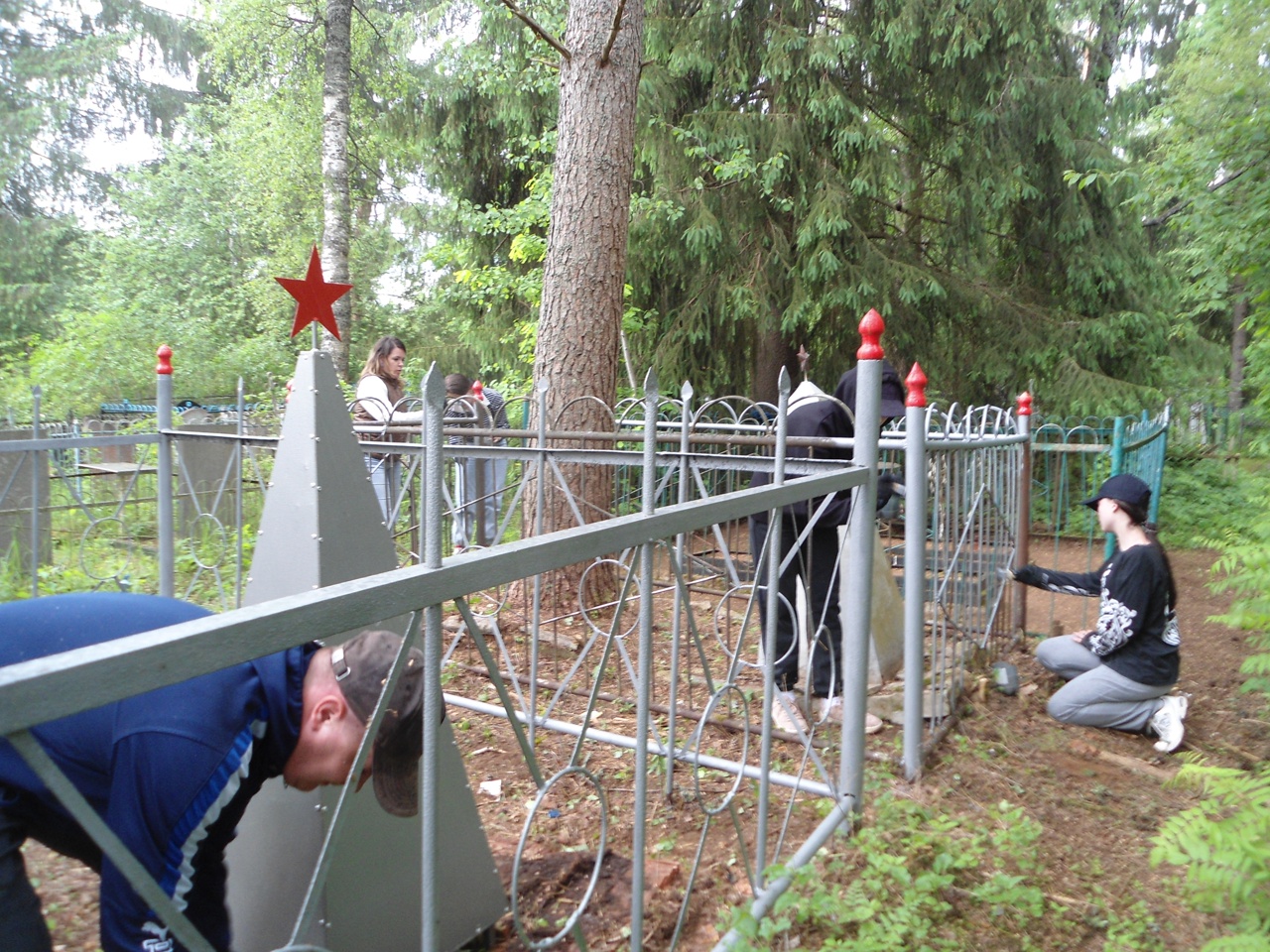 Андреапольские школьники приняли участие в благоустройстве захоронений летчиков