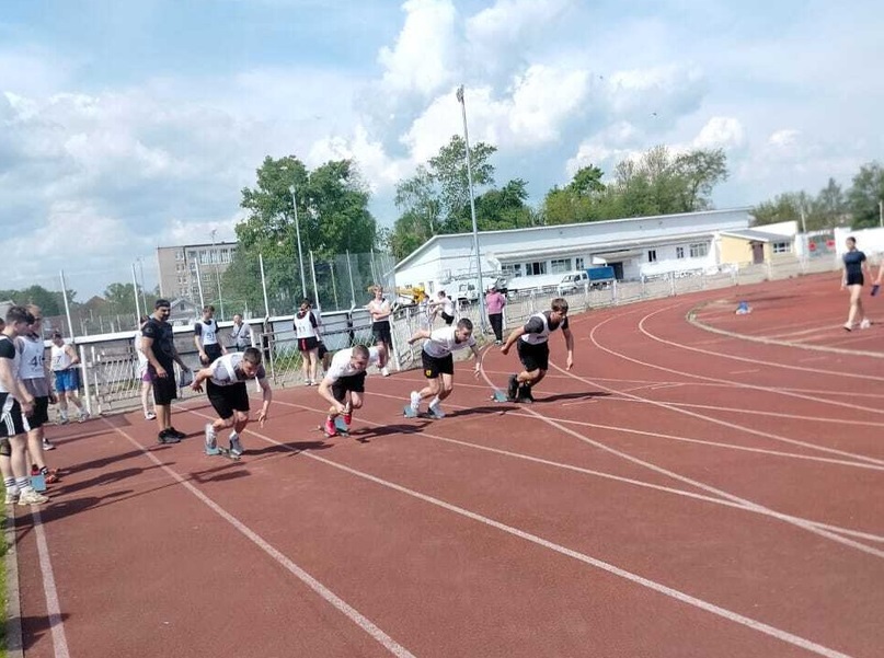 Студенты-легкоатлеты собрались на соревнованиях в Вышнем Волочке