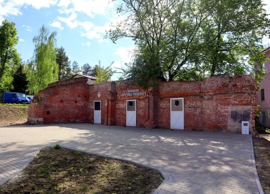 Вандалы продолжают громить благоустроенные города Тверской области вандалы