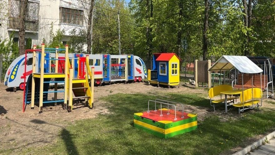 Возле детских садов Тверской области устанавливают новые игровые комплексы Возле детских садов Тверской области устанавливают новые игровые комплексы