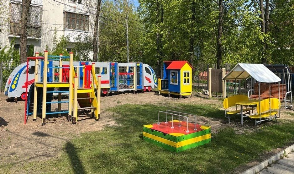 Возле детских садов Тверской области устанавливают новые игровые комплексы Возле детских садов Тверской области устанавливают новые игровые комплексы