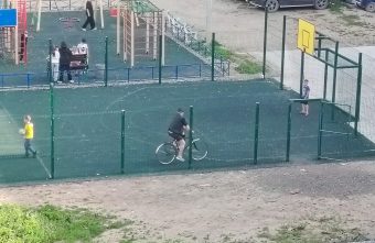 Житель Тверской области решил испытать на прочность детскую площадку площадку