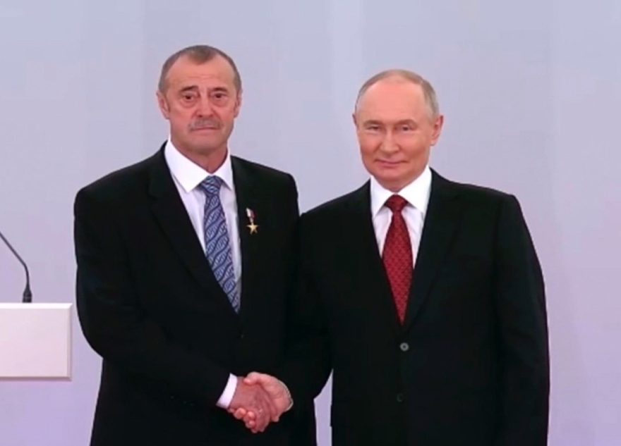 Владимир Путин вручил золотую медаль «Герой Труда Российской Федерации» слесарю-электромонтажнику из Тверской области